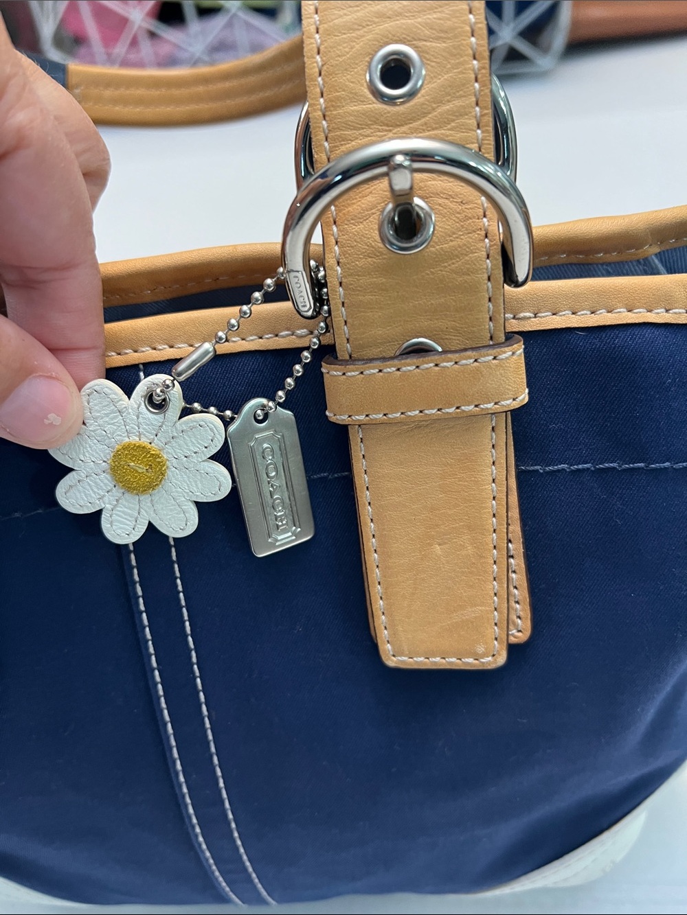 VINTAGE Y2K SOHO COACH DAISY CHARM SHOULDER BAG NAVY CANVAS WHITE LEATHER PREPPY - Picture 7 of 15